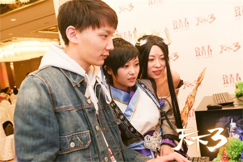 《天下3》现场展区，到场人员了解游戏